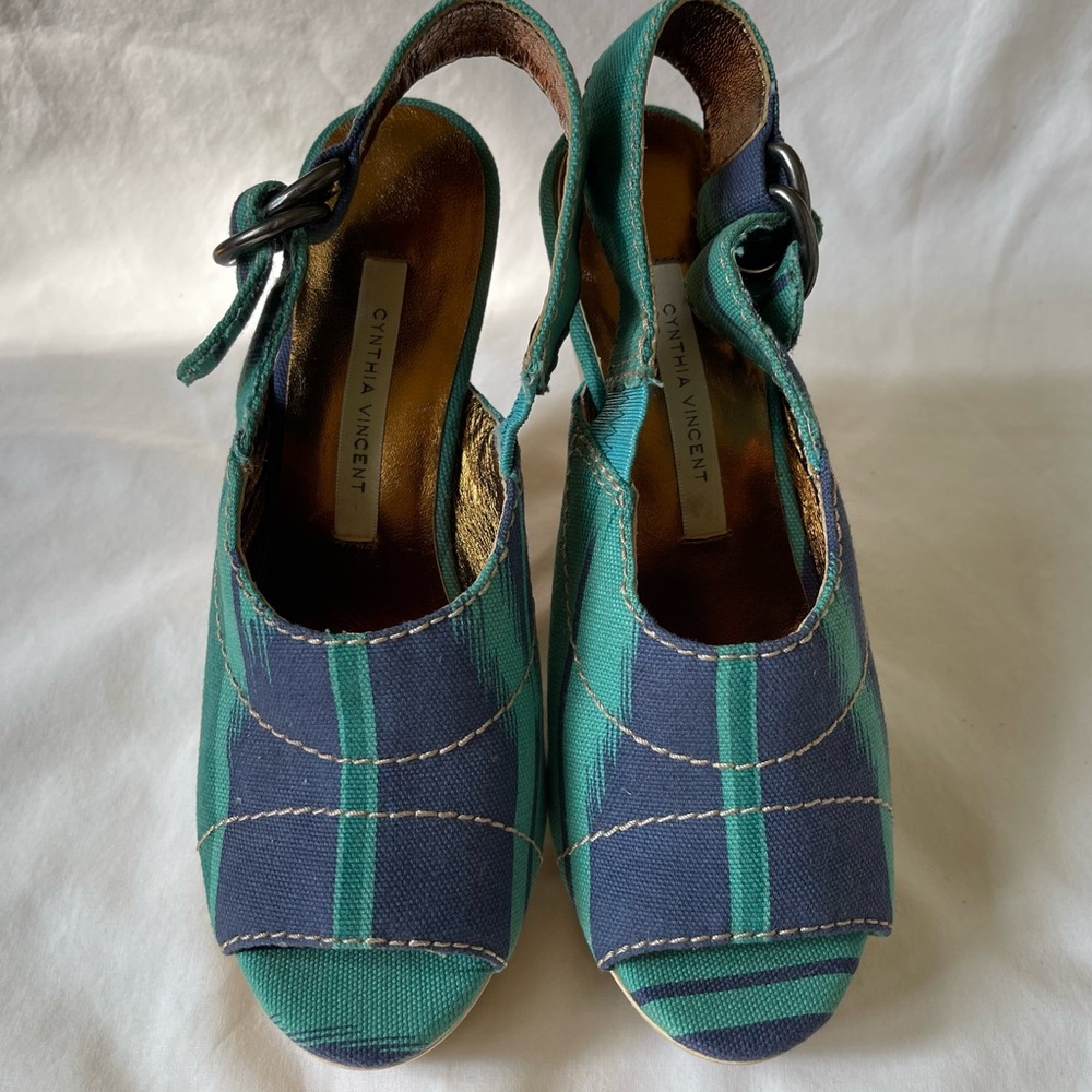 CYNTHIA VINCENT WEDGE SANDALS SIZE 6